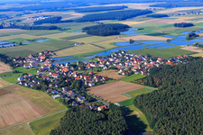 Fränkische Fischweiherlandschaft der  Sportfischergemeinschaft Geinzer-Weiher-Buch hinter dem Dorf in Weisendorf im Bundesland Bayern, Deutschland