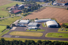Start- und Landebahn mit Rollfeldgelände des Flugplatz Herzogenaurach in Herzogenaurach im Bundesland Bayern, Deutschland