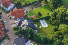 Ritter-Honius-Straße mit Villa und Swimming-Pool in Rohrbach im Bundesland Rheinland-Pfalz, Deutschland