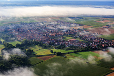 Dorfansicht mit Morgennebel aus Südwesten in Rohrbach im Bundesland Rheinland-Pfalz, Deutschland