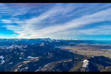 Alpenpanorama überm Kochelsee in Schlehdorf im Bundesland Bayern, Deutschland