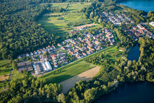 Dorfkern an den See- Uferbereichen des Rheinbaggersee im Ortsteil Grauelsbaum in Lichtenau im Bundesland Baden-Württemberg, Deutschland