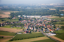 Dorf - Ansicht am Rande von Feldern und der Fertigbaufirma Weber-Haus im Ortsteil Linx in Rheinau im Bundesland Baden-Württemberg, Deutschland