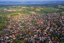 Ortsansicht aus Osten bis zu den Rheinauen im Ortsteil Altenheim in Neuried im Bundesland Baden-Württemberg, Deutschland