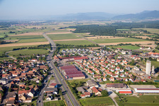 Luftbild von Dorf - Ansicht am Rande von landwirtschaftlichen Feldern und Nutzflächen in Kogenheim in Grand Est im Bundesland Bas-Rhin, Frankreich