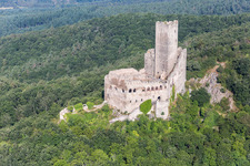 Ruine und Mauerreste der ehemaligen Burganlage und Feste Ramstein in Scherwiller in Grand Est im Bundesland Bas-Rhin, Frankreich