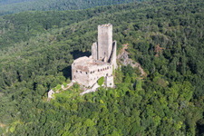 Luftbild von Ruine und Mauerreste der ehemaligen Burganlage und Feste Ramstein in Scherwiller in Grand Est im Bundesland Bas-Rhin, Frankreich