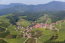 Dorf - Ansicht am Rande von landwirtschaftlichen Feldern und Nutzflächen in Rodern in Grand Est im Bundesland Haut-Rhin, Frankreich