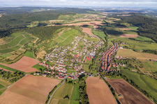 Dorf - Ansicht am Rande von landwirtschaftlichen Feldern und Nutzflächen in Schützingen in Illingen im Bundesland Baden-Württemberg, Deutschland