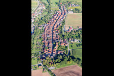 Luftbild von Dorf - Ansicht am Rande von landwirtschaftlichen Feldern und Nutzflächen in Schützingen in Illingen im Bundesland Baden-Württemberg, Deutschland