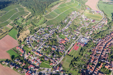 Luftaufnahme von Dorf - Ansicht am Rande von landwirtschaftlichen Feldern und Nutzflächen in Schützingen in Illingen im Bundesland Baden-Württemberg, Deutschland