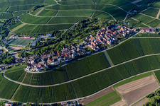 Winzerdorf auf Weinberg in Hohenhaslach in Sachsenheim im Bundesland Baden-Württemberg, Deutschland von oben