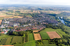 Ortschaft an den Fluss- Uferbereichen des Neckar in Marbach am Neckar im Bundesland Baden-Württemberg, Deutschland