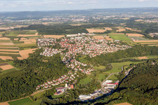 Dorf - Ansicht am Rande von landwirtschaftlichen Feldern und Nutzflächen in Kirchberg an der Murr im Bundesland Baden-Württemberg, Deutschland