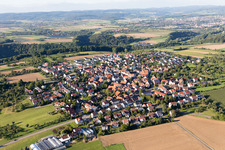 Ortsansicht der Straßen und Häuser der Wohngebiete im Ortsteil Erbstetten in Burgstetten im Bundesland Baden-Württemberg, Deutschland