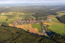 Dorf - Ansicht am Rande von landwirtschaftlichen Feldern und Nutzflächen in Kaisersbach im Ortsteil Eulenhof im Bundesland Baden-Württemberg, Deutschland