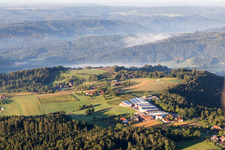 Gebäude und Produktionshallen auf dem Werksgelände Fertighaus WEISS GmbH im Ortsteil Scheuerhalden in Oberrot im Bundesland Baden-Württemberg, Deutschland