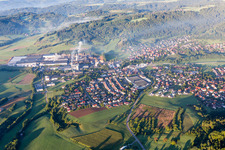 Ortsansicht der Straßen und Häuser der Wohngebiete in Oberrot im Bundesland Baden-Württemberg, Deutschland