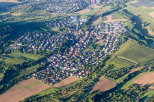 Ortsansicht der Straßen und Häuser der Wohngebiete in Oberstenfeld im Ortsteil Gronau im Bundesland Baden-Württemberg, Deutschland