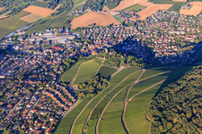 Ortsansicht hinter Weinbergen aus Osten in Beilstein im Bundesland Baden-Württemberg, Deutschland