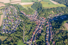 Luftbild von Dorf - Ansicht am Rande von landwirtschaftlichen Feldern und Nutzflächen in Zaberfeld im Bundesland Baden-Württemberg, Deutschland