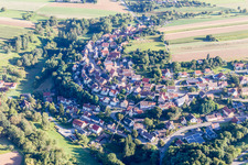Dorf - Ansicht am Rande von landwirtschaftlichen Feldern und Nutzflächen in Ochsenburg in Zaberfeld im Bundesland Baden-Württemberg, Deutschland