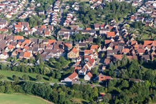 Kirchengebäude im Dorfkern in Zaisenhausen im Bundesland Baden-Württemberg, Deutschland