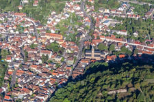 Ortsansicht der Straßen und Häuser der Wohngebiete in Untergrombach in Bruchsal im Bundesland Baden-Württemberg, Deutschland