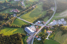 Gewerbegebiet und Firmenansiedlung Bahnhofstraße mit Folienbär Werbetechnik und Holzbau Mühlingen GmbH in Mühlingen im Ortsteil Zoznegg im Bundesland Baden-Württemberg, Deutschland