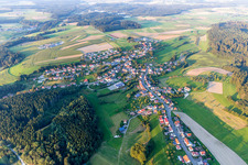 Dorf - Ansicht am Rande von landwirtschaftlichen Feldern und Nutzflächen in Zoznegg in Mühlingen im Bundesland Baden-Württemberg, Deutschland