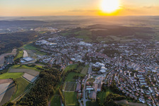 Sonnenuntergang über der Landschaft des Hegau in Stockach im Bundesland Baden-Württemberg, Deutschland