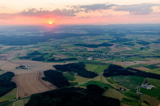Sonnenuntergang über der Landschaft Hegau im Ortsteil Boll in Sauldorf im Bundesland Baden-Württemberg, Deutschland