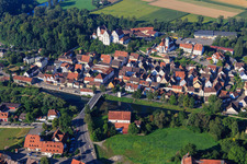 Nikolauskirche und Schloss in der Donauschleife in Scheer im Bundesland Baden-Württemberg, Deutschland