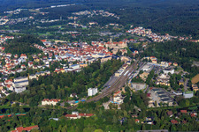 Prinzengarten und Bahnhof vor dem Hohenzollernschloss Sigmaringen im Bundesland Baden-Württemberg, Deutschland