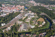 Gleisverlauf und Bahnhofsgebäude der Deutschen Bahn auf einer Donauschleife in Sigmaringen im Bundesland Baden-Württemberg, Deutschland