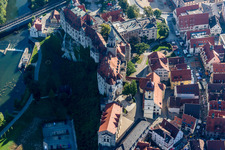 Luftbild von Burganlage des Schloß Sigmaringen zwischen Donau und Altstadt von Sigmaringen im Bundesland Baden-Württemberg, Deutschland