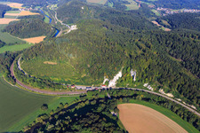 Steile Kalkfelsen im Donautal in Inzigkofen im Bundesland Baden-Württemberg, Deutschland