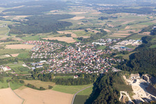 Dorf - Ansicht am Rande von landwirtschaftlichen Feldern und Nutzflächen in Eigeltingen im Bundesland Baden-Württemberg, Deutschland