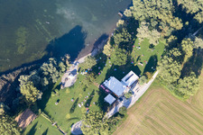 Uferbereiche am Sandstrand des Freibades Strandbad Moos in Moos im Bundesland Baden-Württemberg, Deutschland