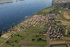 Dorfkern an den See- Uferbereichen des Bodensee mit Yachthafen und Segelschule im Ortsteil Iznang in Moos im Bundesland Baden-Württemberg, Deutschland