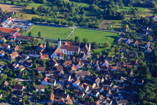 Gemeindeverwaltung Öhningen, Kirche St. Hippolyt und Verena vor dem Sporplatz an der chule mit Werkrealschule im Ortsteil Stiegen im Bundesland Baden-Württemberg, Deutschland