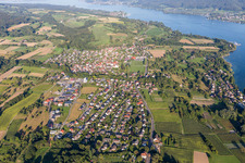 Luftbild von Dorfkern an den Fluss-/Bodensee-Uferbereichen des Rhein in Öhningen im Ortsteil Stiegen im Bundesland Baden-Württemberg, Deutschland