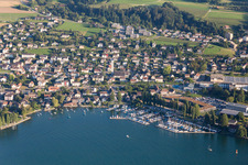 Yachthafen mit Sportboot- Anlegestellen und Bootsliegeplätzen am Uferbereich des Bodensee in Steckborn im Kanton Thurgau, Schweiz