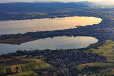 Blick zur Halbinsel Mettnau aus Norden vom Mettnaupark bis Radolfzell im Ortsteil Markelfingen in Radolfzell am Bodensee im Bundesland Baden-Württemberg, Deutschland