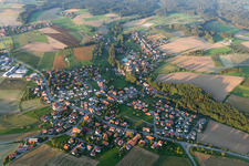 Luftaufnahme von Dorf - Ansicht am Rande von landwirtschaftlichen Feldern und Nutzflächen in Herdwangen-Schönach im Bundesland Baden-Württemberg, Deutschland