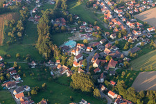 Schrägluftbild von Dorf - Ansicht am Rande von landwirtschaftlichen Feldern und Nutzflächen in Herdwangen-Schönach im Bundesland Baden-Württemberg, Deutschland
