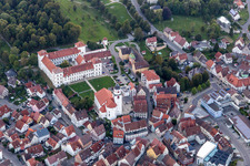 Gebäudekomplex im Schloßpark von Schloß Meßkirch in Meßkirch im Bundesland Baden-Württemberg, Deutschland