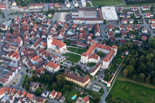 Luftbild von Gebäudekomplex im Schloßpark von Schloß Meßkirch in Meßkirch im Bundesland Baden-Württemberg, Deutschland