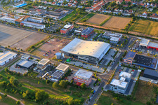 Geschwungenes Firmengebäude der  Eberspächer Controls Landau GmbH & Co. KG im Ortsteil Queichheim in Landau in der Pfalz im Bundesland Rheinland-Pfalz, Deutschland