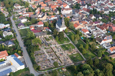 Grabreihen auf dem Gelände des Friedhofes an der Kirche in Groß-Rohrheim im Bundesland Hessen, Deutschland